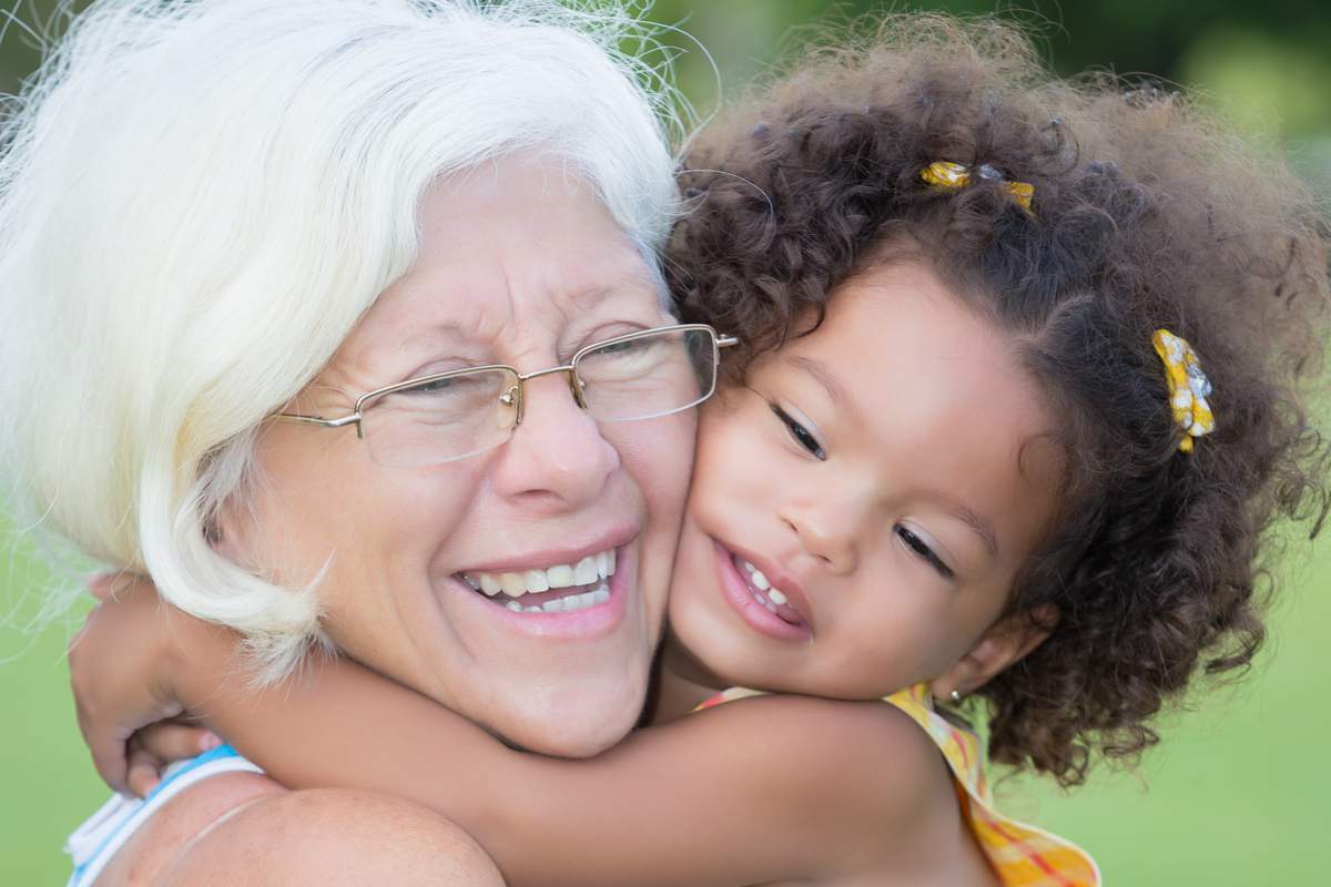 L'empathie émotionnelle particulière qui relie les petits-enfants et leurs grand-mères prouvée par des scientifiques