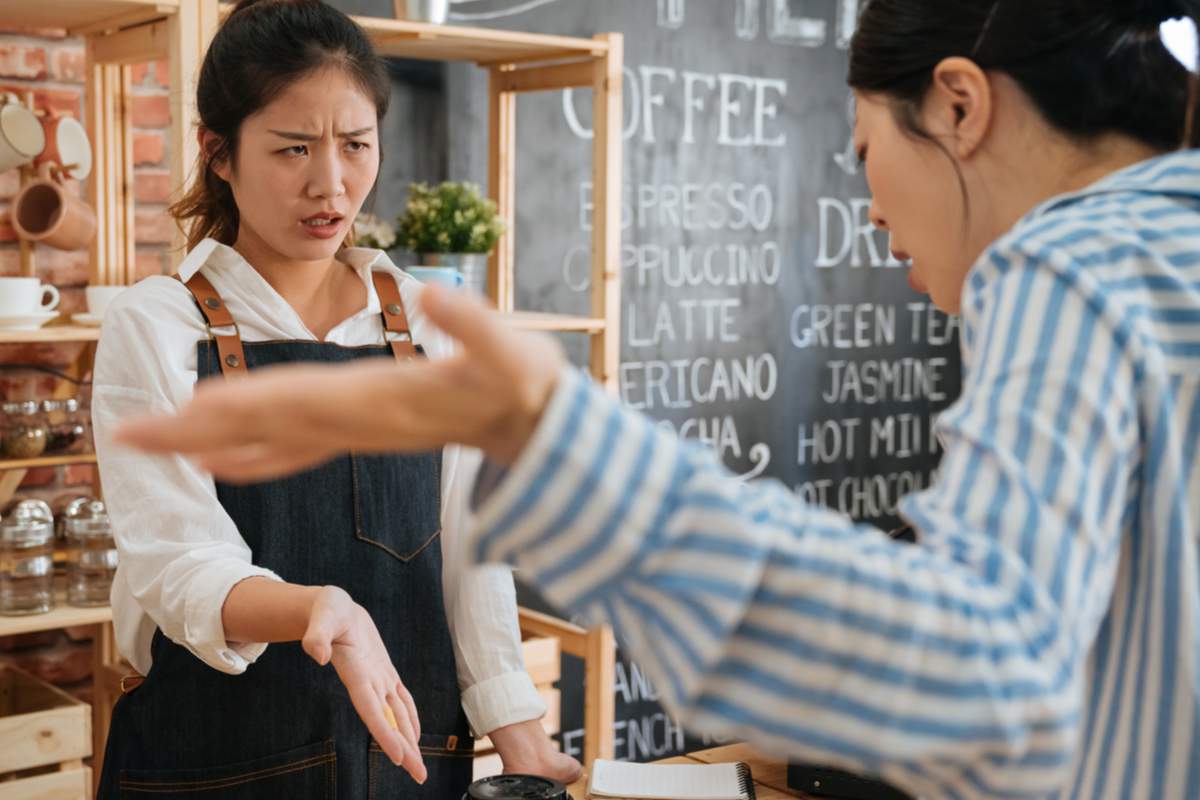 Japon : un bar exclusivement dédié au gens énervés et qui font la tronche à Tokyo