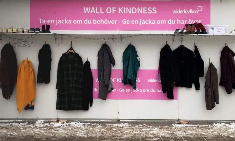 Le mur de gentillesse : un dispositif solidaire pour venir en aide aux sans-abris.