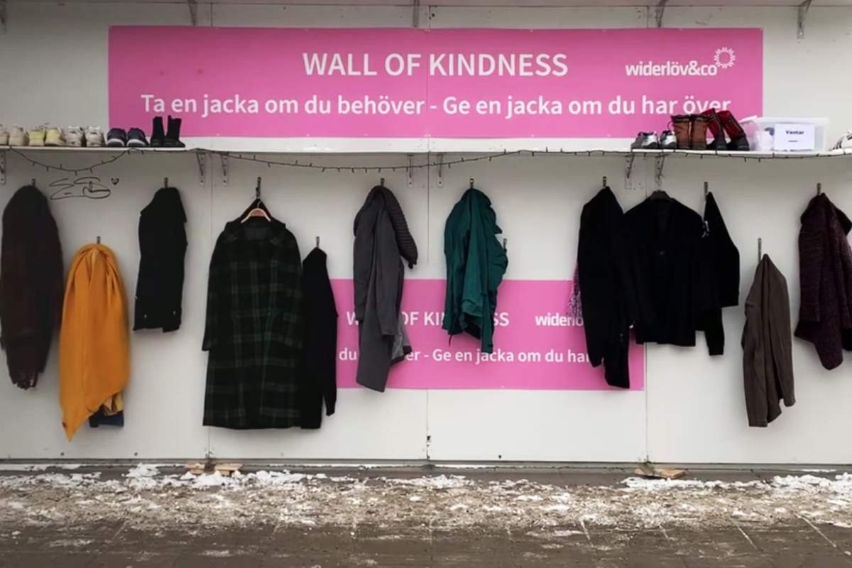 Le mur de gentillesse : un dispositif solidaire pour venir en aide aux sans-abris.