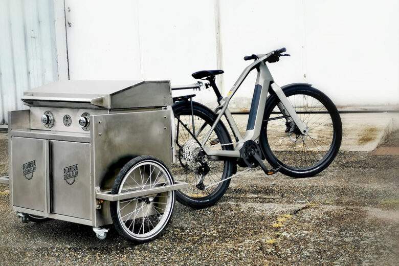 Toulouse : il sillonne la ville avec sa plancha mobile pour cuisiner des repas chauds aux sans domicile fixe