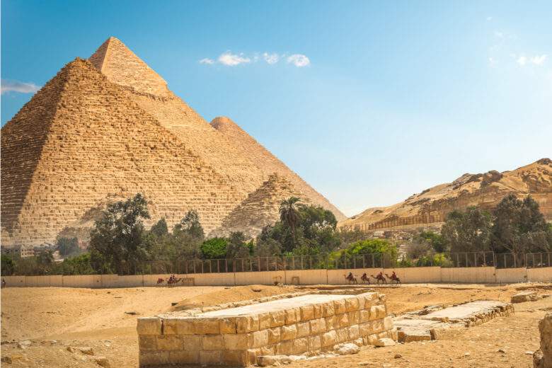 Clôture autour des grandes pyramides dans le désert du Caire, Egypte