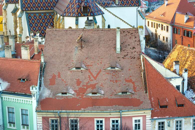 Roumanie : dans l'étrange ville de Sibiu, les toits maisons ont de "yeux" !