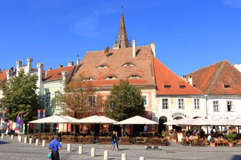 Roumanie : dans l'étrange ville de Sibiu, les toits maisons ont de "yeux" !