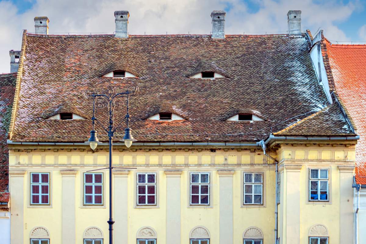 Roumanie : dans l'étrange ville de Sibiu, les toits maisons ont de "yeux" !