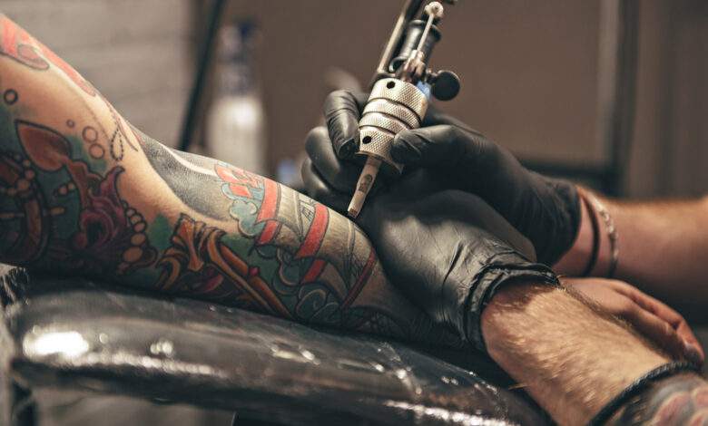 Décryptage : les tatouages vont-ils vraiment être interdits en Europe ?