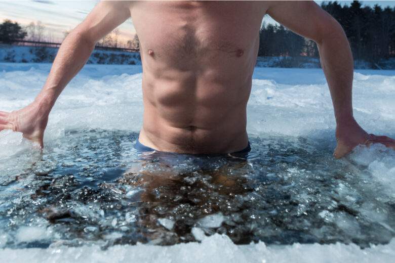 Jeune homme se baignant dans un trou de glace