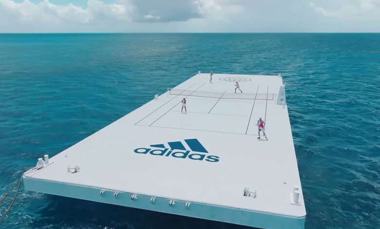 Terrain de tennis flottant Adidas