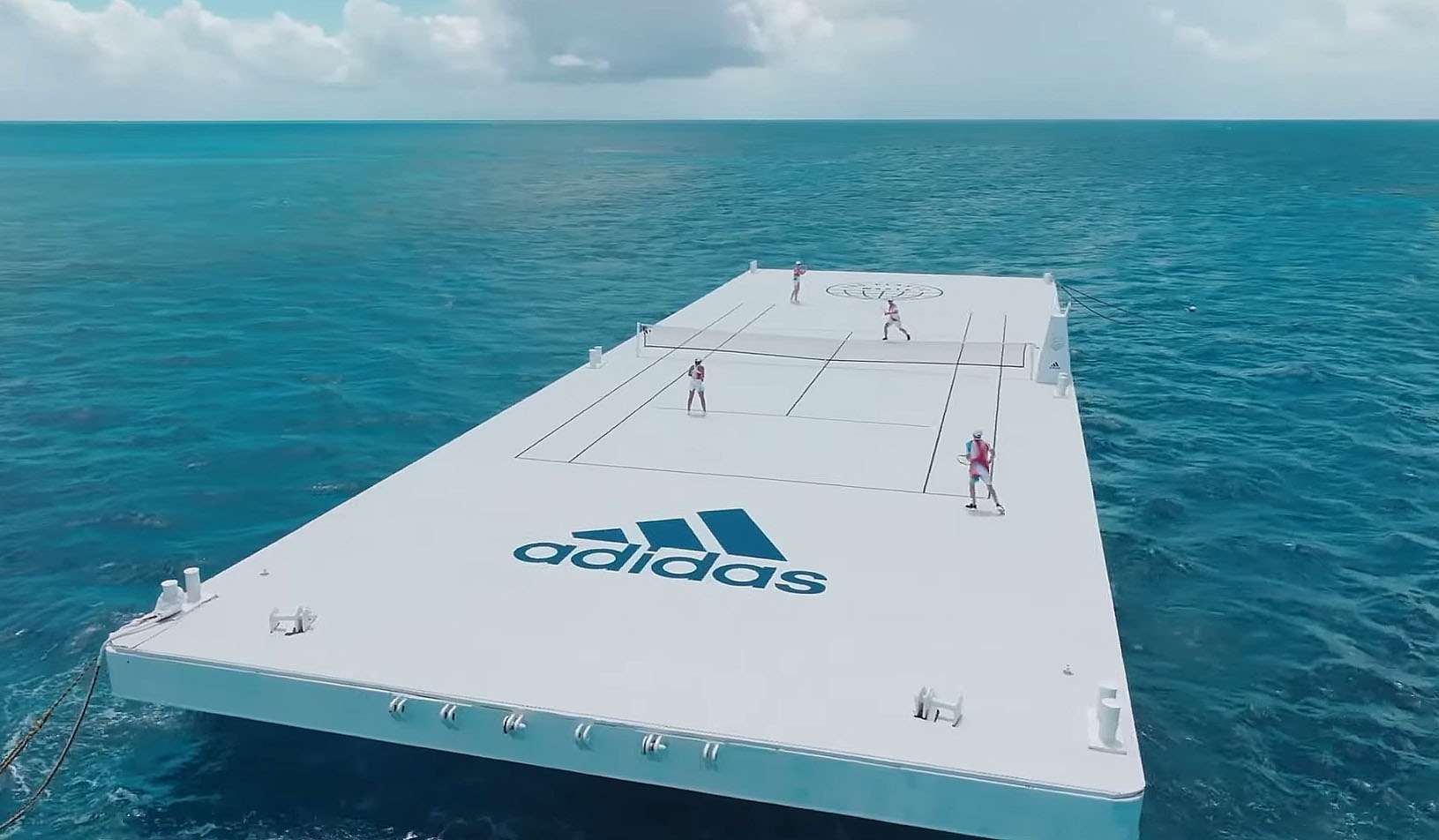 Terrain de tennis flottant Adidas