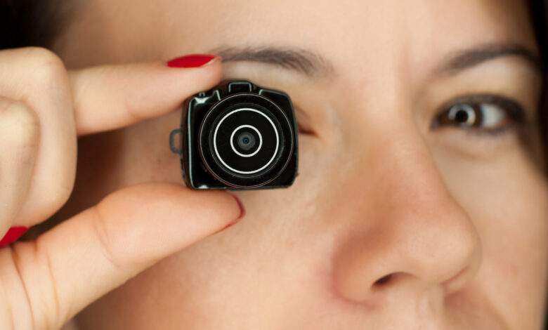une femme avec une mini caméra