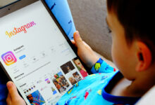 Un enfant regardant l'application Instagram sur une tablette