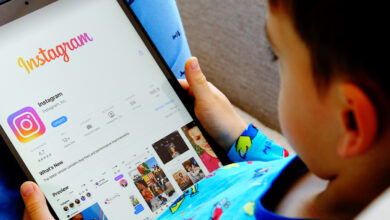 Un enfant regardant l'application Instagram sur une tablette