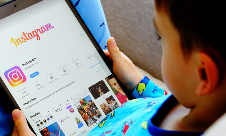Un enfant regardant l'application Instagram sur une tablette
