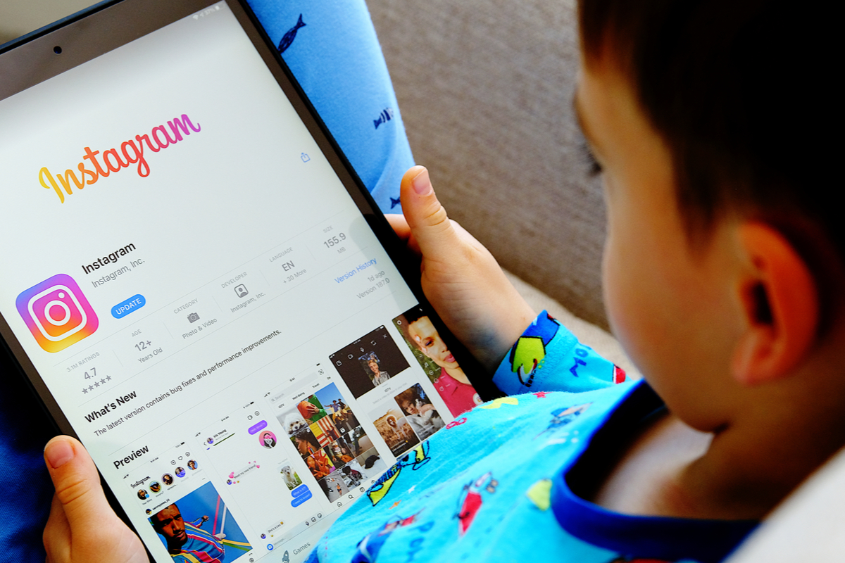 Un enfant regardant l'application Instagram sur une tablette