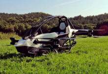 La voiture volante Jetson One dans un champ