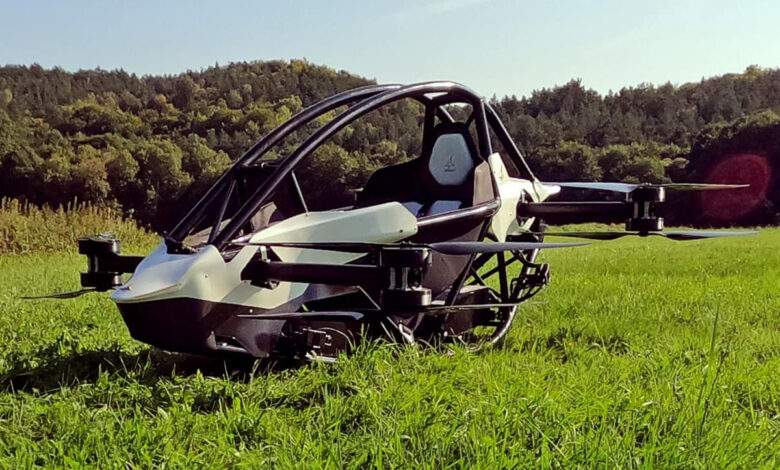 La voiture volante Jetson One dans un champ