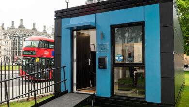 Tiny house : des maisons modulaires pour aider les personnes qui dorment dans les rues à Londres