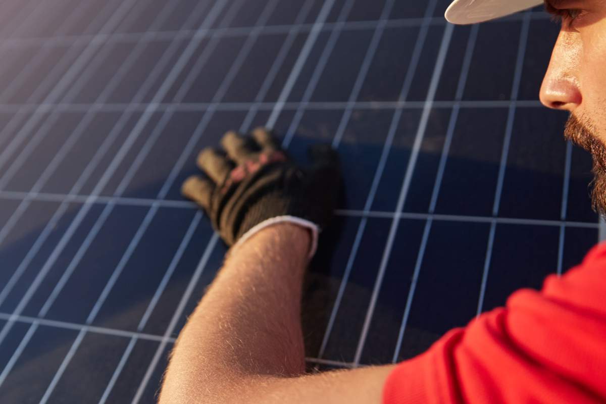 technicien retirant la poussière d'un panneau photovoltaïque