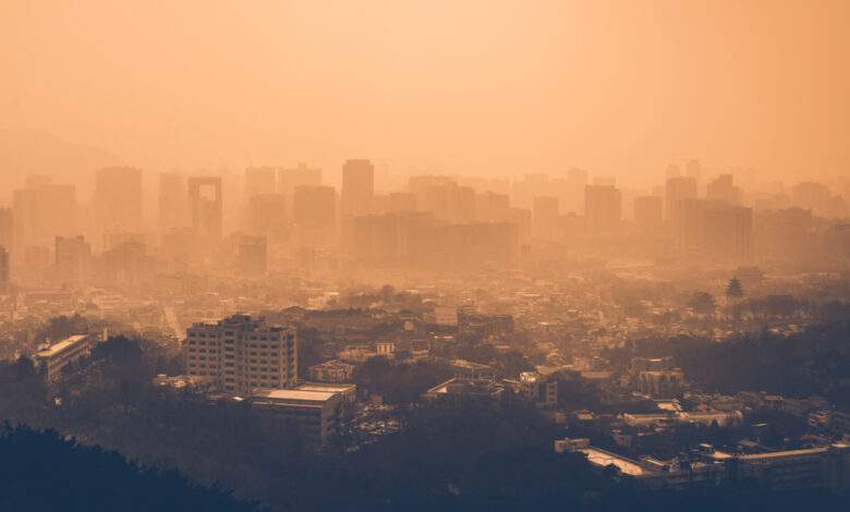 La pollution de l'air vue depuis la montagne de Jongno dans la ville de Séoul