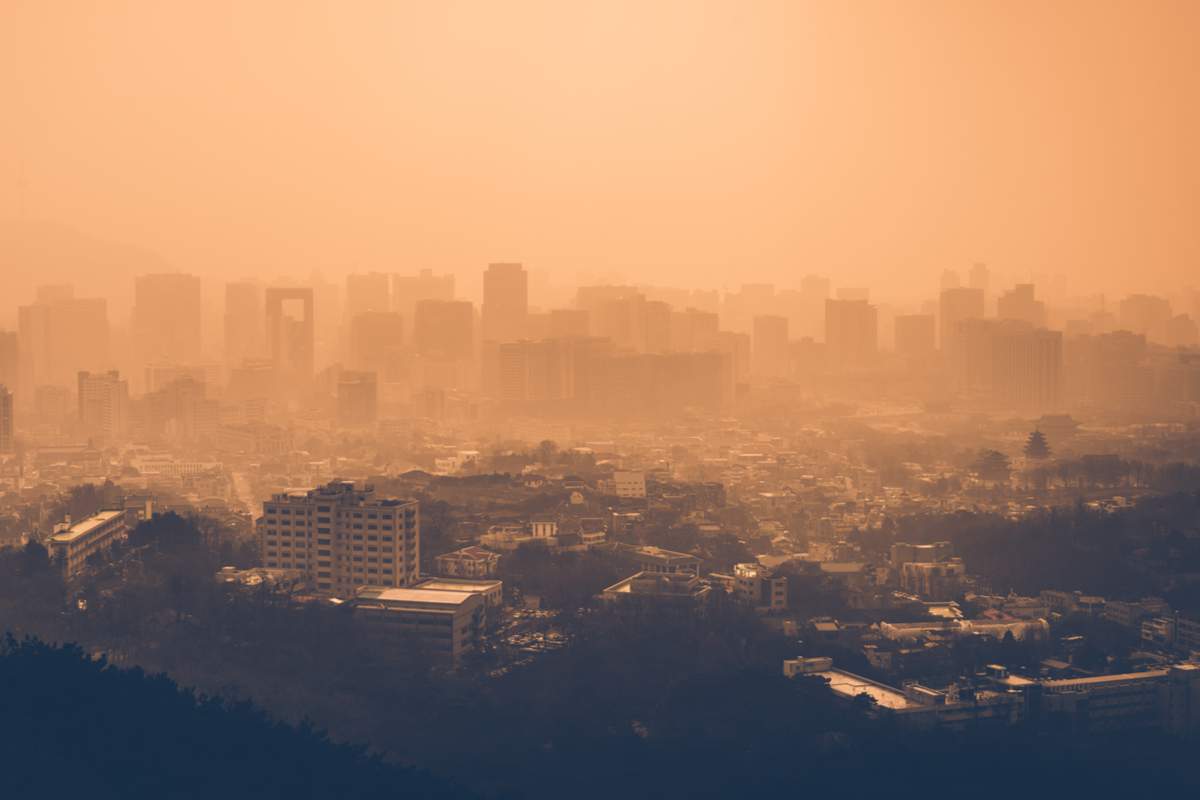 La pollution de l'air vue depuis la montagne de Jongno dans la ville de Séoul