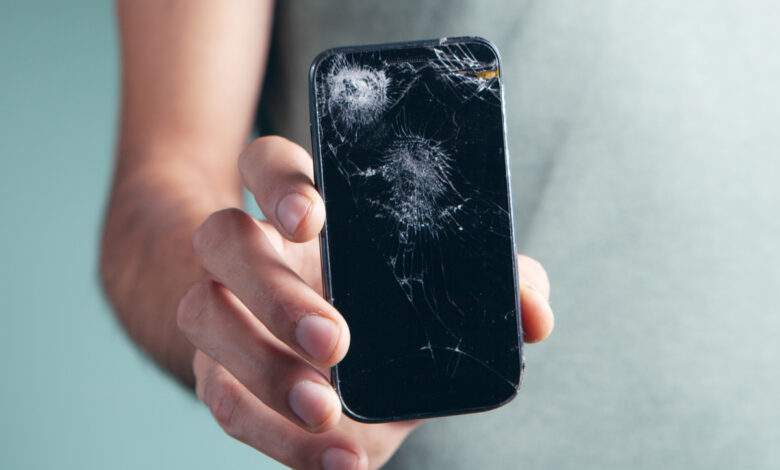 un téléphone à l'écran cassé