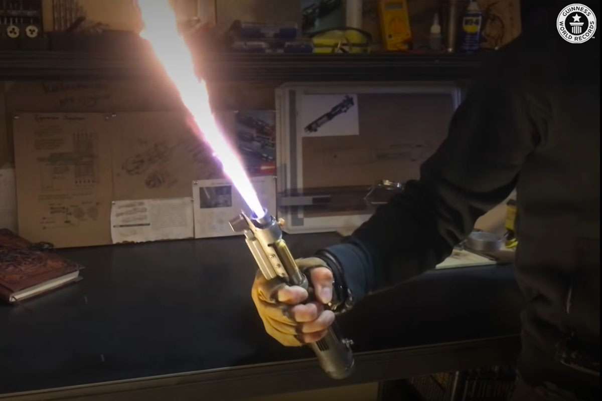 Un ur façonne un sabre laser Star Wars (presque) fidèle à l'orginal