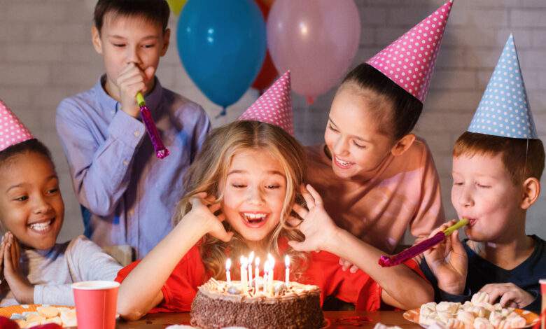COVID 19 : souffler des bougies sur un gâteau d'anniversaire souffler sur des bougies augmente de 1400% le nombre de bactéries