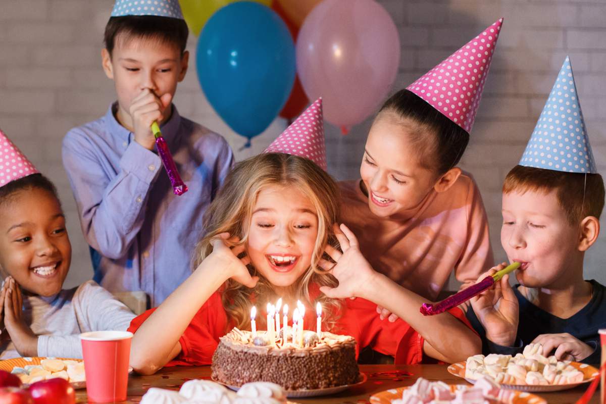 COVID 19 : souffler des bougies sur un gâteau d'anniversaire souffler sur des bougies augmente de 1400% le nombre de bactéries