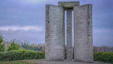 Ce Stonehenge est un manuel (en 8 langues) pour reconstruire une société après un évènement apocalyptique