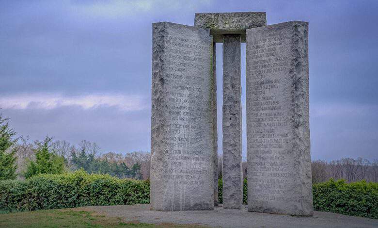 Ce Stonehenge est un manuel (en 8 langues) pour reconstruire une société après un évènement apocalyptique