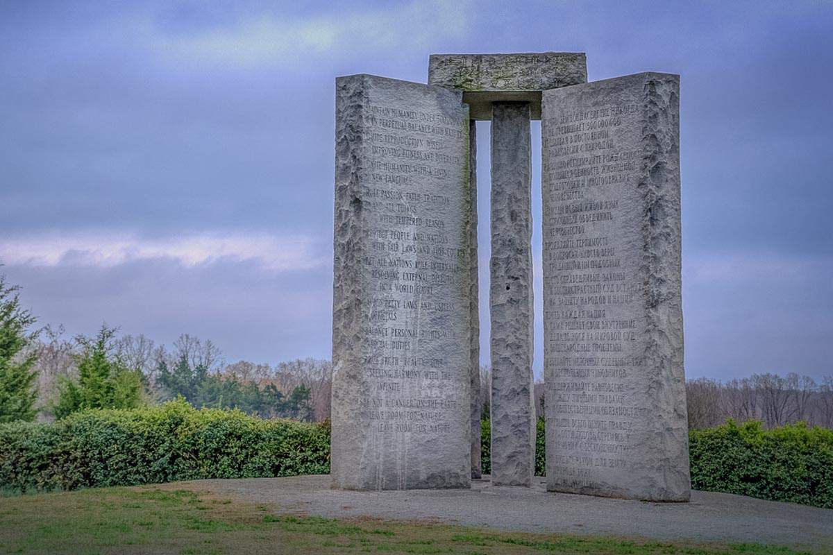 Ce Stonehenge est un manuel (en 8 langues) pour reconstruire une société après un évènement apocalyptique