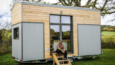 Une magnifique Tiny house en bois blanc et métal gris