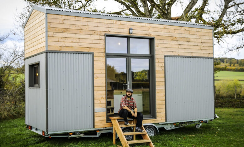 Une magnifique Tiny house en bois blanc et métal gris