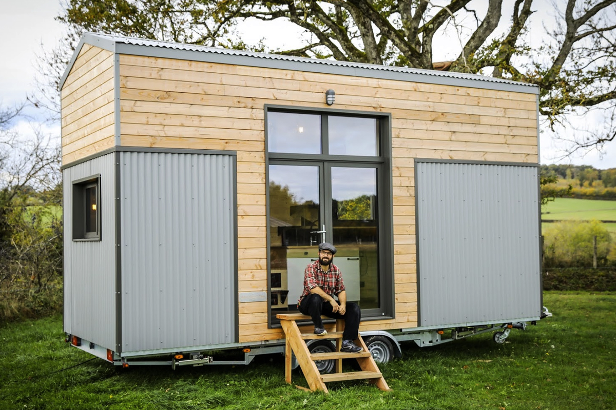 Une magnifique Tiny house en bois blanc et métal gris