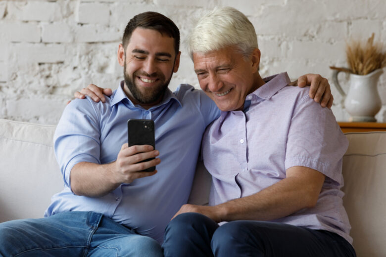 Deux hommes qui regardent un smartphone