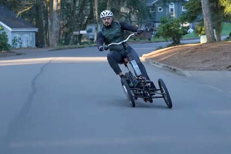 Démonstration du système d'inclinaison du tricycle Mean Lean Machine (MLM)