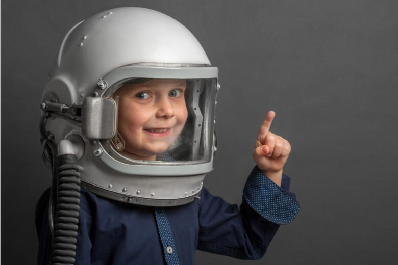 Un enfant avec un casque d'astronaute