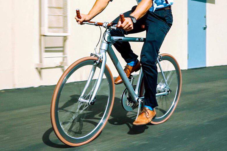 Un homme sur le vélo électrique BABYMAKER PRO™