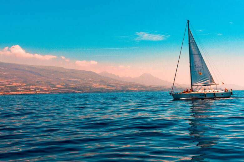 un bateau à voile sur une mer turquoise 