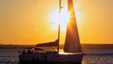 bateau à voile sur un coucher de soleil