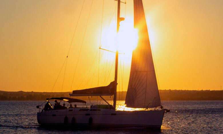 bateau à voile sur un coucher de soleil