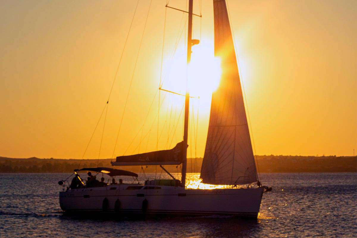 bateau à voile sur un coucher de soleil