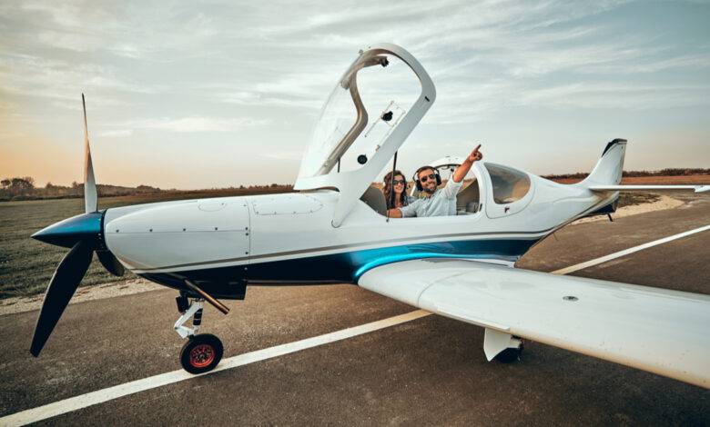 Un couple dans un petit avion privé