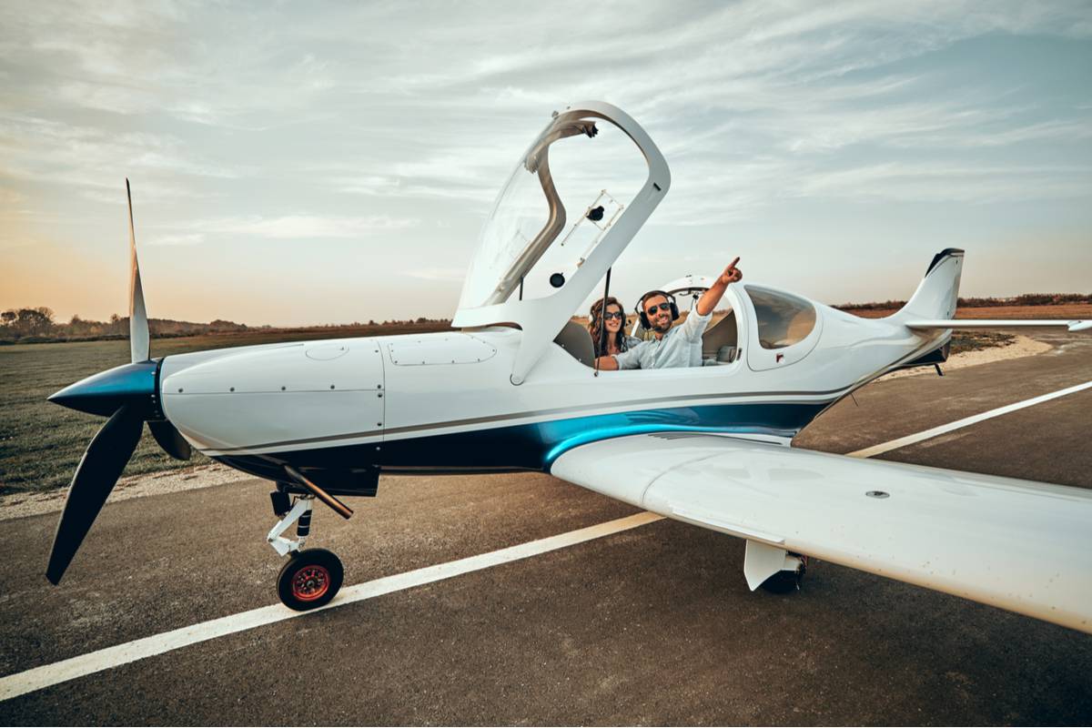 Un couple dans un petit avion privé