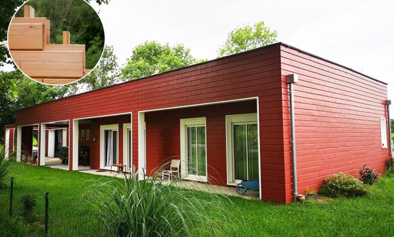 Une maison Brickawood peinte en rouge