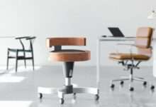 une chaise qui se transforme en bureau