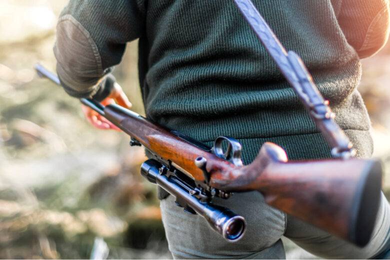 Un chasseur avec un fusil de chasse