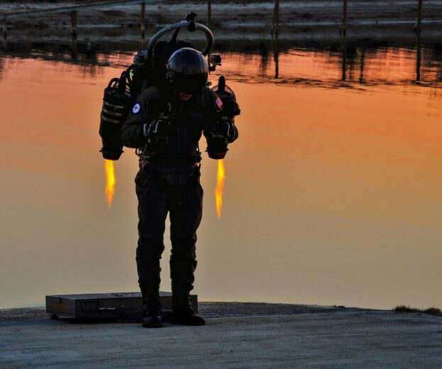 Pilote avec un JetPack dorsal sur un coucher de soleil