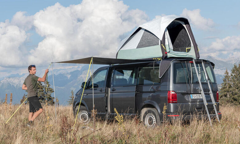 La tente de toit 500 FRESH & BLACK 2P dépliée sur un van