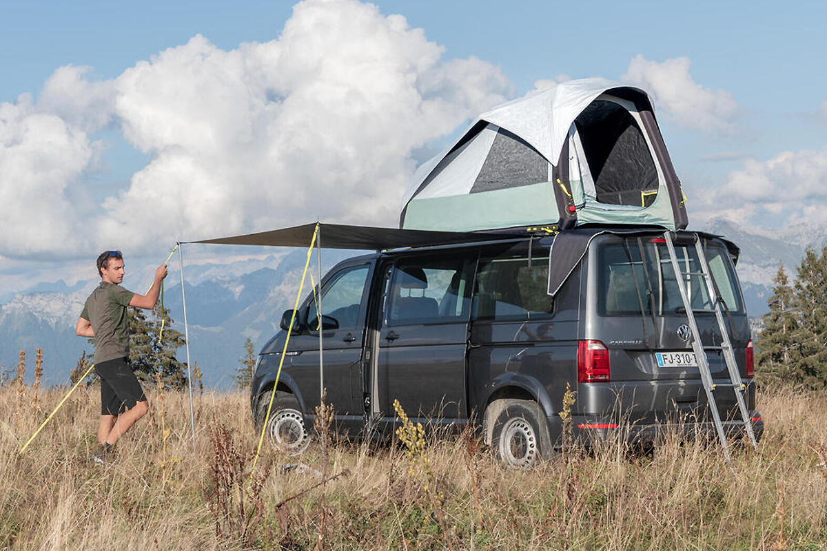 La tente de toit 500 FRESH & BLACK 2P dépliée sur un van